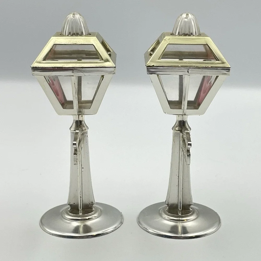 Vintage New York City Lamp Post Salt And Pepper Shakers Souvenir‎ Mid Century